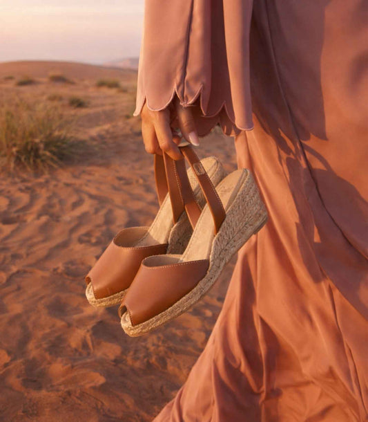 The Best Shoes to Wear With an Abaya.  A Practical Guide | Uris
